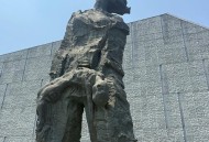 修复华人抵巴纪念碑,