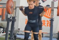 深蹲2000次险丧命,深蹲突破200kg
