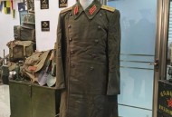 网购假军装冒充将军,55年校官礼服一整套，9成新，陆军的，能值多少钱？