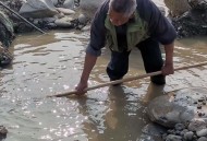 88岁老人拉石头修坑,老人拉出的大便硬跟石头