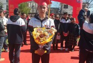 韩学生向高考者磕头,韩国人过年怎么跪拜？