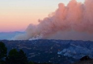 美国山火烧了34天,燃烧了三个多月的美国加州山火，靠无人机能熄灭吗？