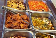 200人因盒饭中毒,200人吃饭，需要请几个厨师？