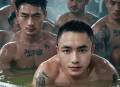 外国游客救落水男孩,纹身大哥救了溺水孩子。有人说纹身不一定是流氓，读书人不一定都不是流氓，你怎么看？