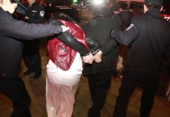 连续3天盗同一店被拘,同一天在同一地点连续盗窃多人财物是多次盗窃还是一次盗窃？