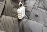 巨型吊牌风吹到男装,怎样从服装吊牌上看生产年份？