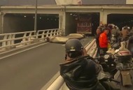 双层巴士桥下遭剃头,坐大巴车可以带理发剪刀吗？