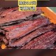喂牛吃牛肉干遭踩踏,六岁男童爬桌踩入牛肉汤桶烫伤，店方为何被判承担八成赔偿责任？