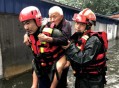 老人被困家中淹死,因地界纠纷，自己老人溺死在别人厨房水缸里，应担责吗？