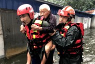 老人被困家中淹死,因地界纠纷，自己老人溺死在别人厨房水缸里，应担责吗？