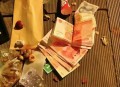 老太捡垃圾堆满小区,小区老奶奶以拾垃圾为理由经常偷东西，保安抓住怎么处理？