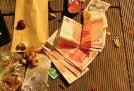老太捡垃圾堆满小区,小区老奶奶以拾垃圾为理由经常偷东西，保安抓住怎么处理？