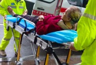 路人抬车1分钟救老人,路人抬车1分钟救老人视频