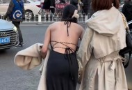 这地方已穿上棉袄了,冬悄悄地来了周围的一切事物都在变化街道上的人们都穿起了厚厚的棉袄？