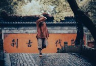 受伤僧人被赶离寺庙,一部电影，寺庙在湖中心，小和尚和来寺庙养病的女主发生了关系？