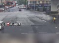 外卖大战负4元购了,外卖小哥闯红灯被撞了责任谁来负？
