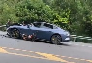 男子开车撞倒持刀者,男子开车撞倒持刀者视频