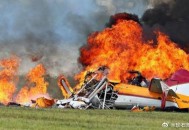 美一飞机迫降撞汽车,美国一飞机迫降公路与汽车相撞