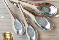 不锈钢勺子卖1300元,买的不锈钢勺子，重量挺重的，是真的纯不锈钢？