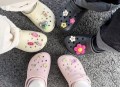 洞洞鞋卖不动了,网上买了双crocs洞洞鞋，到货试穿后发现小了半码-1码的样子，有什么办法可以撑大啊？