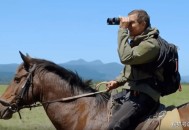 荒野求生赛立案侦查,如果一个人在荒野遇难，为了生存他不小心吃了重点保护动物（本人不知道），被救后他该如何定罪？