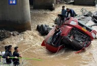 货车冲入市场致2人死,大货车冲进菜市场死了十多人