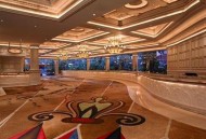 一酒店有通道到赌场,有犯罪记录可以住宾馆吗？