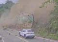 300斤巨石砸中汽车,300斤巨石砸中汽车司机逃生