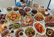 离婚朋友摆宴席庆祝,二婚要不要请朋友亲戚都过来办宴席？大家说说看？