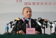 玩手枪失手击毙自己 ,如果警察和劫匪正在枪战，你捡到一把手枪将劫匪击毙，算犯罪吗？