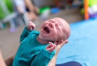 报复同学往暖壶撒尿,初生婴儿哭闹的原因和安抚的方法？