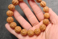 盘4年的核桃是塑料,为什么核桃手串看着像塑料的？