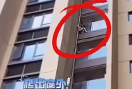 4楼抛24斤衣物砸伤人,衣架掉下去算高空抛物吗？