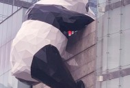 商场现诡异人头雕像,上海哪个商场有熊猫雕塑？