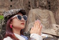 石窟大佛前办时装秀,人在龙门石窟佛像面前可以照相嘛？