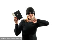 女孩抱走邻居保险柜,家用保险箱会不会被小偷抱走？