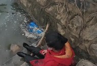 小伙抛竿救落水女童,抛竿后鱼钩在落水处还是浮漂处？