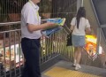 地铁为乘客发雨衣,地铁雨衣怎么领？