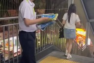 地铁为乘客发雨衣,地铁雨衣怎么领？