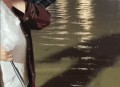 街头下水道爬出女子,街头下水道爬出女子身体视频