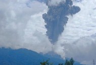 火山喷发时游客急逃,火山喷发急救