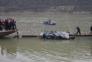 大巴坠河致1死44失踪,44座大巴车宽？