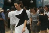 把亡妻房子给新女友,二婚男方房子怎么过户给女人一人所有？