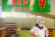 蘸口水尝在售糖葫芦,如何看待「糖葫芦小贩用唾液沾芝麻被拍下」一事，路边摊有哪些卫生隐患？你还会去吃路边摊吗？