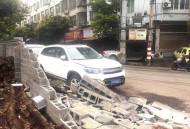 考科二撞塌考场围墙,科目二考试撞墙谁赔偿
