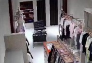 男子脱裤羞辱女店员,男子脱裤羞辱女店员视频