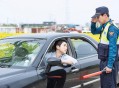 送老人过马路3次敬礼,交警遇到司机是不是得先敬礼？