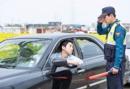 送老人过马路3次敬礼,交警遇到司机是不是得先敬礼？