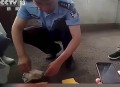 翻10吨垃圾找回10万,误丢2万元，环卫翻10吨垃圾找回，失主全程背着手看，怎么看？