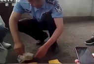 翻10吨垃圾找回10万,误丢2万元，环卫翻10吨垃圾找回，失主全程背着手看，怎么看？